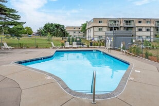 Fox Ridge Estates in Eagan, MN - Building Photo