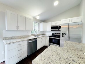 7027 NE 152nd Ct in Kenmore, WA - Building Photo - Building Photo