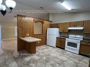 423 Woodview Dr in Tavares, FL - Foto de edificio - Building Photo