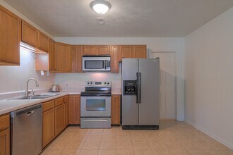 909 Giles Rd, Unit 909 in Blacksburg, VA - Foto de edificio - Building Photo