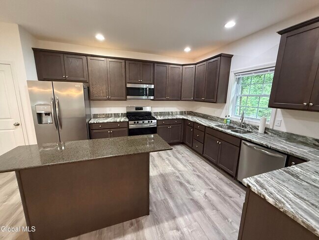 476 Moe Rd in Clifton Park, NY - Building Photo - Building Photo