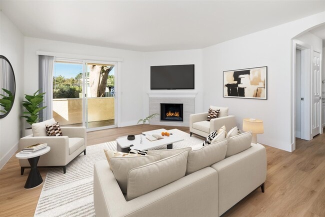 9949 Erma Rd in San Diego, CA - Building Photo - Building Photo