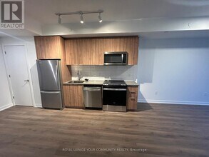 720 Whitlock Ave in Milton, ON - Building Photo - Building Photo