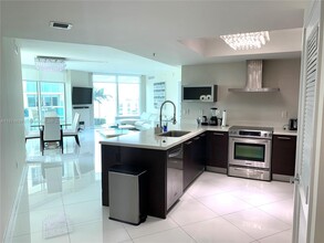 250 Sunny Isles Blvd in Sunny Isles Beach, FL - Building Photo - Building Photo