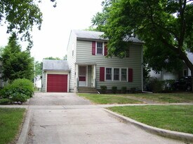 705 W Columbia Ave in Champaign, IL - Building Photo
