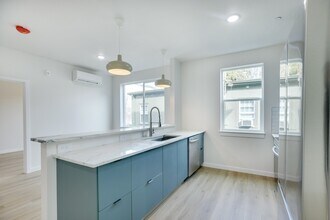 2071 NE Davis St-Unit -202 in Portland, OR - Building Photo - Building Photo