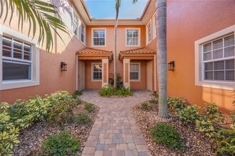 6438 Legacy Cir in Naples, FL - Foto de edificio - Building Photo