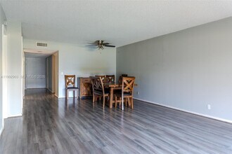 16431 Blatt Blvd, Unit 103 in Weston, FL - Foto de edificio - Building Photo