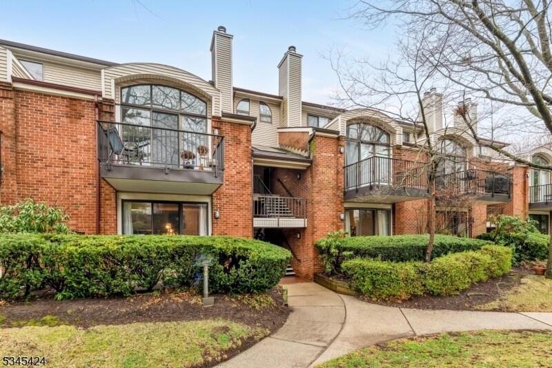207 London Ct in Teaneck, NJ - Building Photo