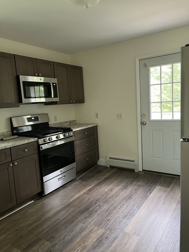 25 North St, Unit 25b in Essex Junction, VT - Foto de edificio - Building Photo