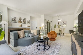 1264 Bellevue Way NE, Unit SI ID1225925P in Bellevue, WA - Foto de edificio - Building Photo