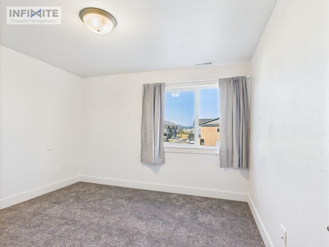 4830 Flanders Way in Bozeman, MT - Foto de edificio - Building Photo
