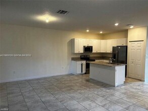 3402 W 105th St in Hialeah, FL - Building Photo - Building Photo