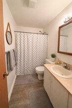 31-33 Railroad St, Unit 5 in Canaan, CT - Foto de edificio - Building Photo