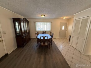 10 Tyndall Rd in Kendall Park, NJ - Building Photo - Building Photo