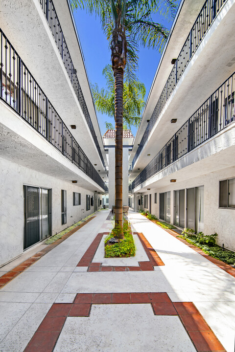 Zelzah Apartments in Encino, CA - Building Photo