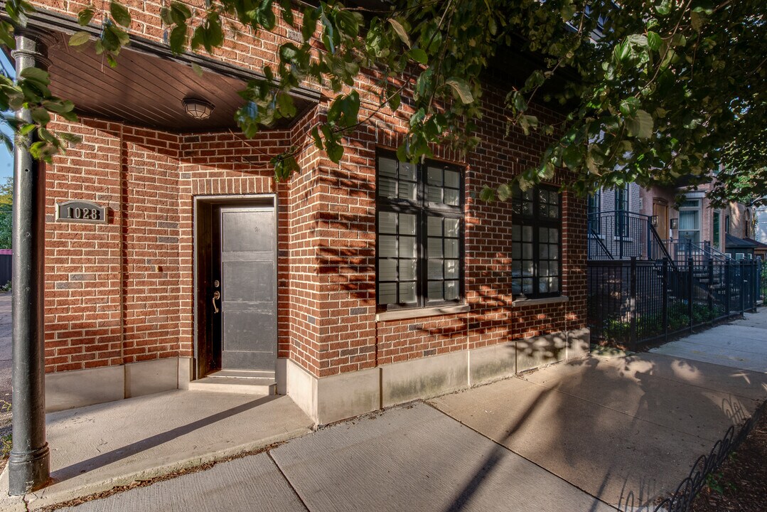 1028 W Wolfram St-Unit -1F in Chicago, IL - Foto de edificio