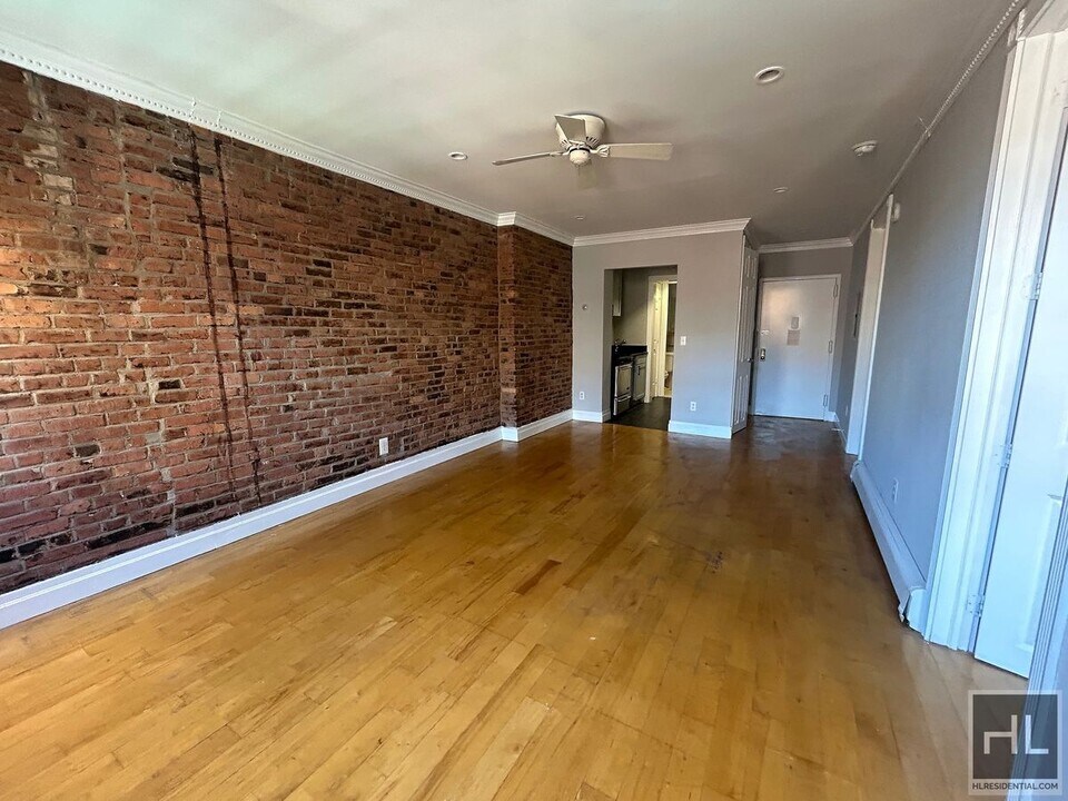 Avenue B in New York, NY - Building Photo
