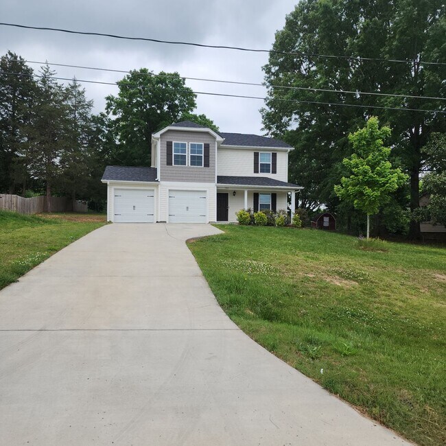 1950 Skycrest Dr in Winston-Salem, NC - Building Photo - Building Photo