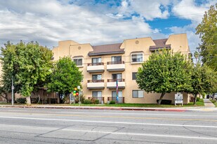 Chateau W6600 Apartment Homes in Van Nuys, CA - Building Photo