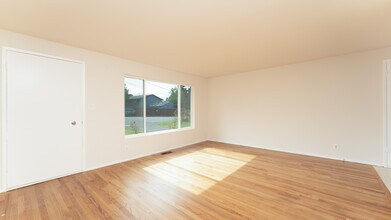 16321 127th Pl SE in Renton, WA - Building Photo - Building Photo