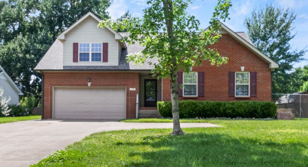 1738 Old Trenton Rd in Clarksville, TN - Building Photo