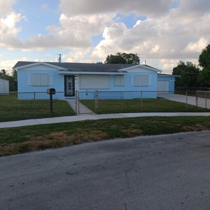 3055 NW 212th St in Miami Gardens, FL - Foto de edificio