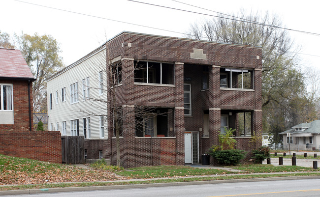 4926 E Washington St in Indianapolis, IN - Foto de edificio - Building Photo