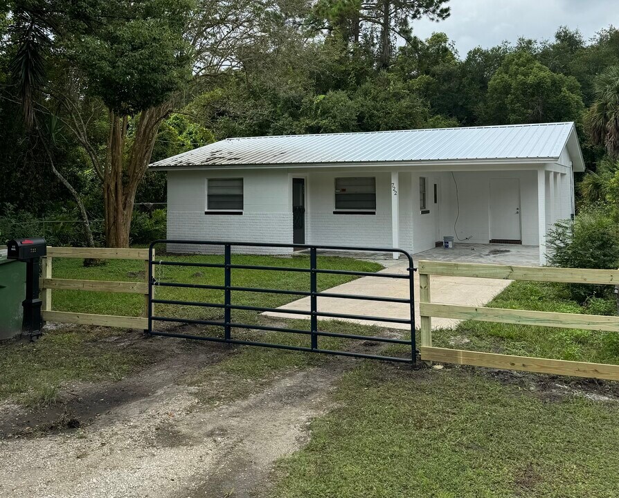 722 N 21st St in Palatka, FL - Foto de edificio