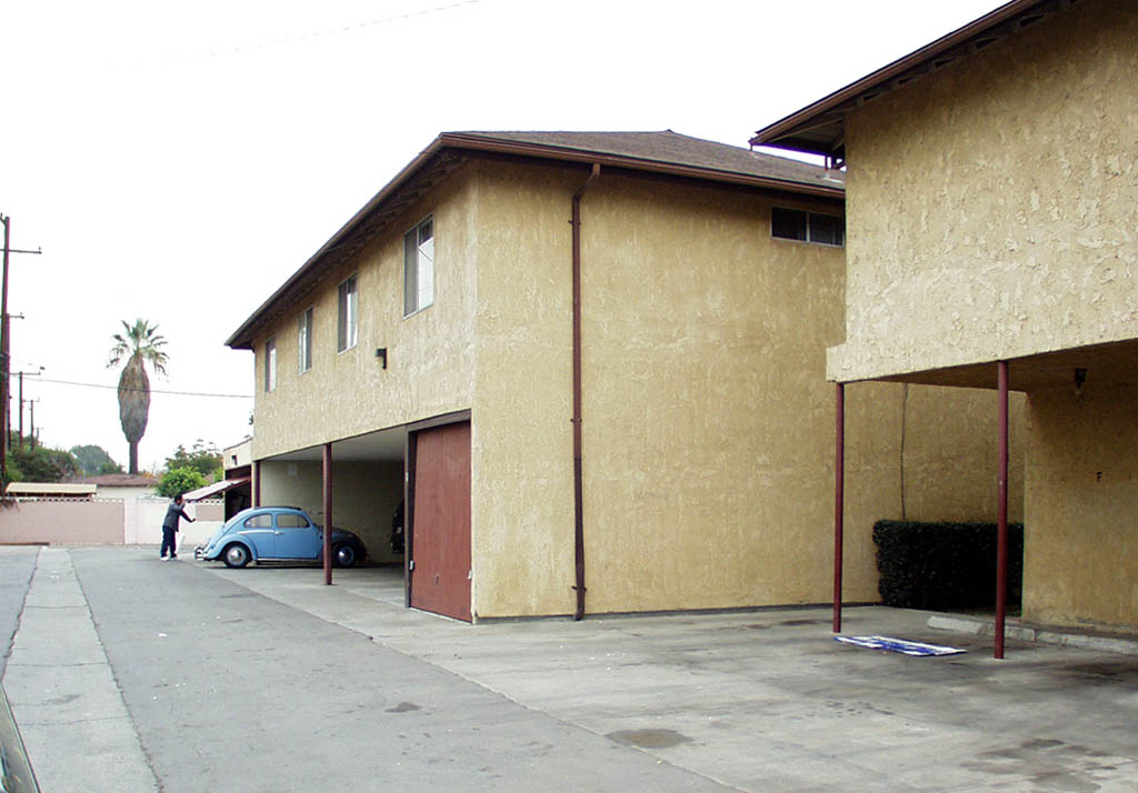 1811 W Crestwood Ln in Anaheim, CA - Building Photo