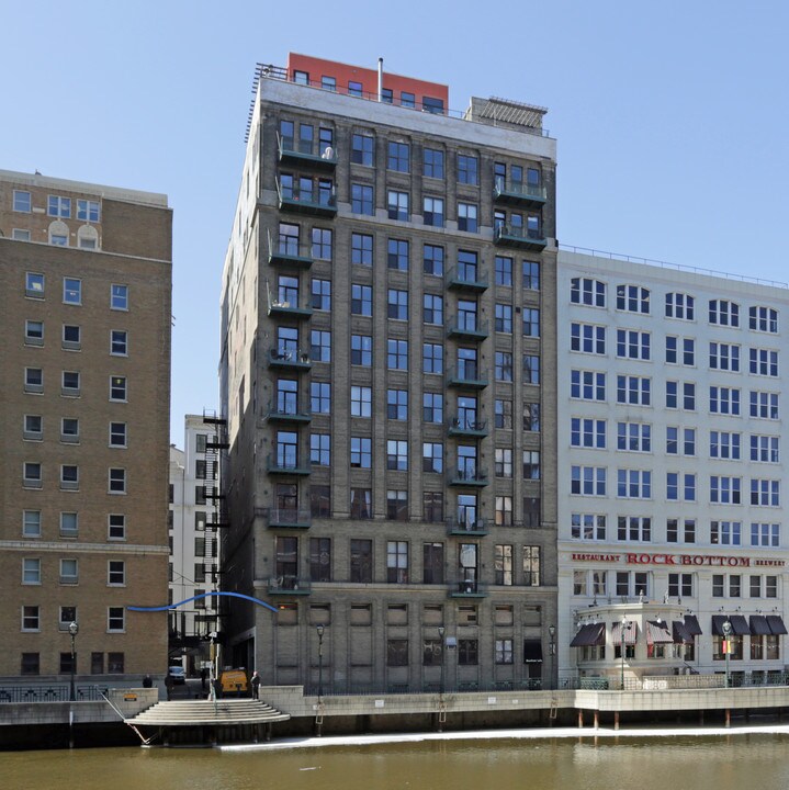 730 N Plankinton Ave in Milwaukee, WI - Building Photo