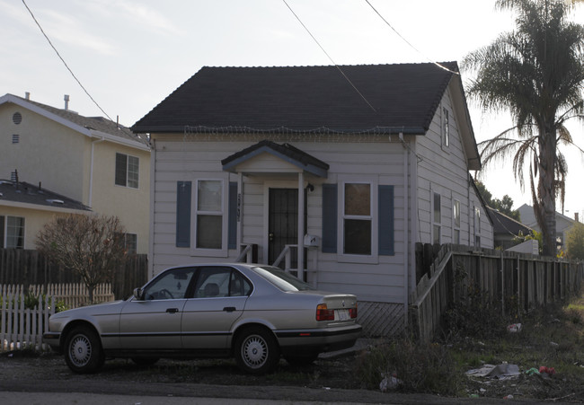 21411-21413 Locust St in Hayward, CA - Building Photo - Building Photo