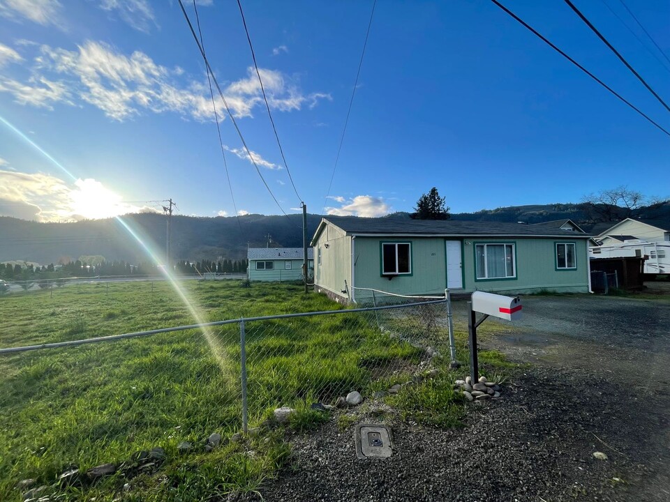 221 Loop Rd in Myrtle Creek, OR - Building Photo