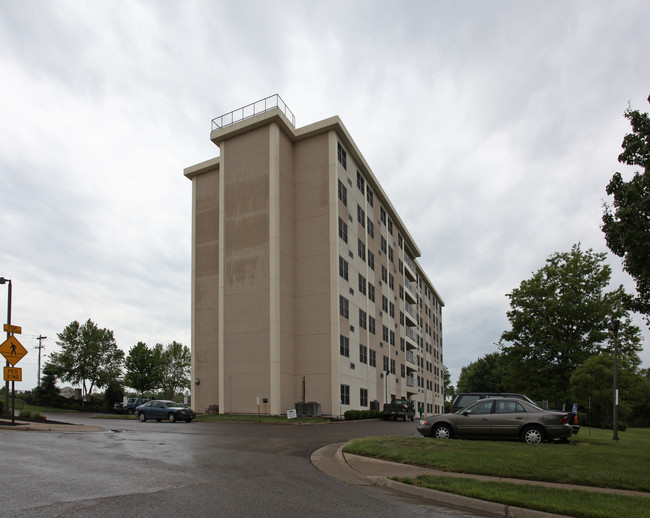 Luther Place Apartment Homes in Topeka, KS - Foto de edificio - Building Photo