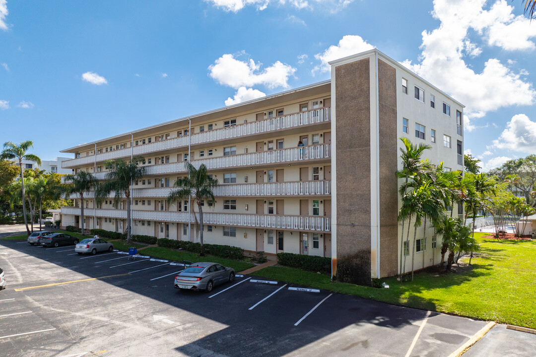 Hillcrest Country Club Apartments in Hollywood, FL - Building Photo