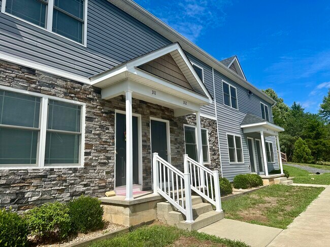 1008 Seth Dr in Staunton, VA - Foto de edificio - Building Photo