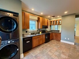 21 Chetwynd Rd, Unit 1 in Somerville, MA - Building Photo