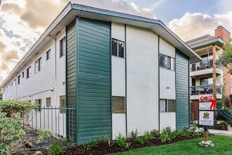 bur322 in Glendale, CA - Foto de edificio - Building Photo