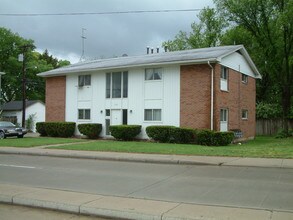 1131 Riverside Dr in Dayton, OH - Foto de edificio - Building Photo