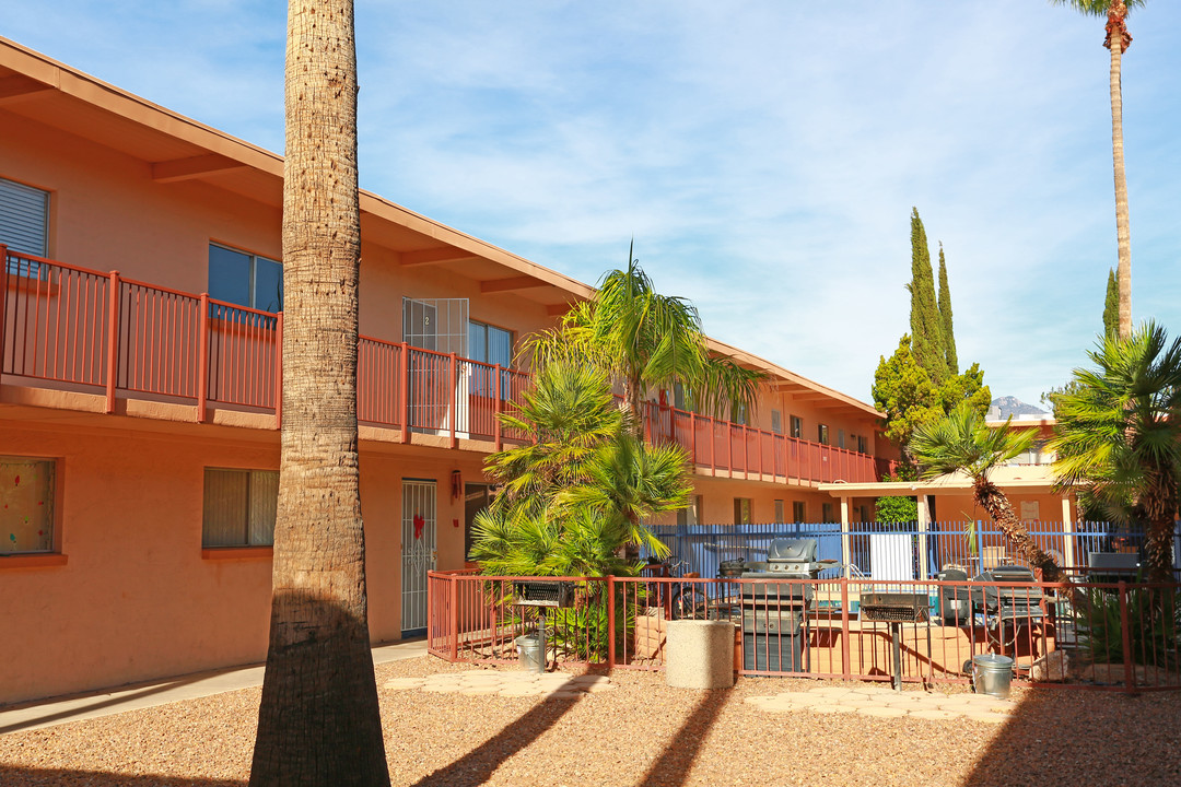 La Sabre Apartments in Tucson, AZ - Foto de edificio