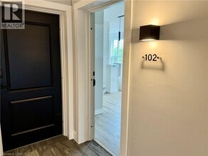 120 Springvalley Crescent in Hamilton, ON - Building Photo - Building Photo