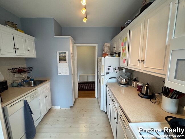 105 Longwood Ave, Unit 89-6 in Brookline, MA - Foto de edificio - Building Photo