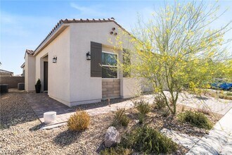 110 Ibiza Lk Dr in Henderson, NV - Building Photo - Building Photo