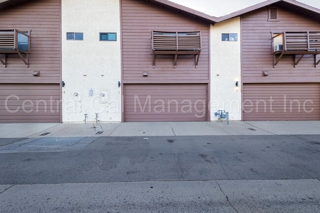 2316 Gosford Rd in Bakersfield, CA - Building Photo - Building Photo