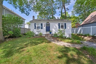 76 S Edgewood Rd in East Lyme, CT - Building Photo