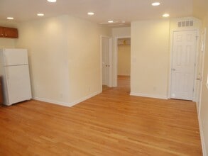 102 W Poplar Ave in Carrboro, NC - Building Photo - Building Photo