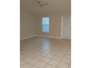 647 SE 13th Pl in Cape Coral, FL - Foto de edificio - Building Photo