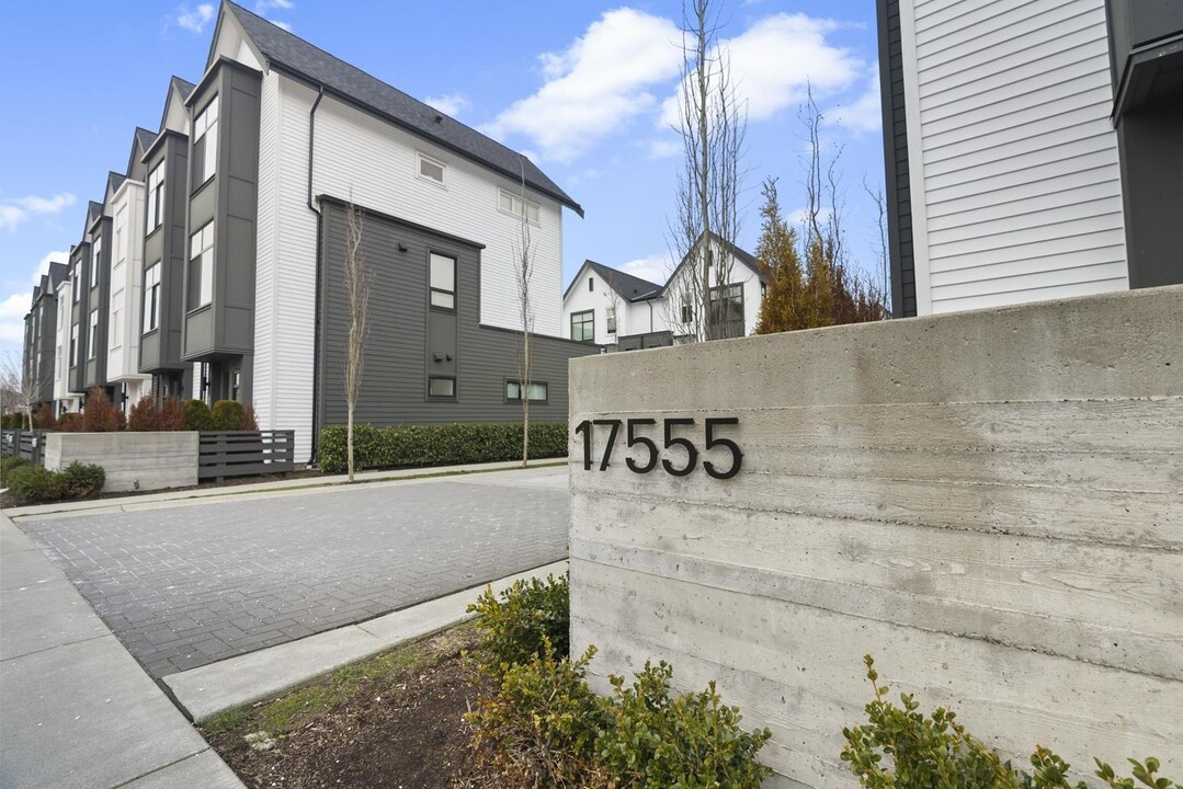 17555-57A 57a Ave in Surrey, BC - Building Photo