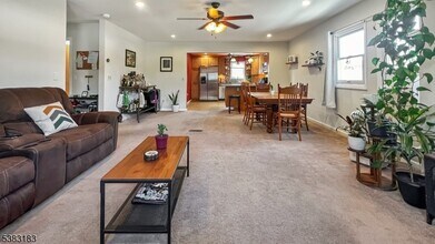 106 6th Ave, Unit 2 in Hawthorne, NJ - Foto de edificio - Building Photo