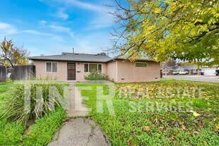 5516 Palmdale Way in Sacramento, CA - Building Photo